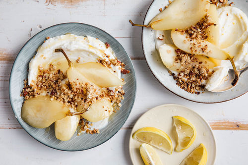 Birnen in Rosmarin-Honig-Sirup auf Ricotta mit Pekannuss-Crumble