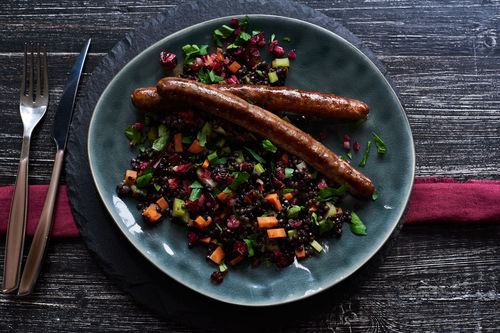 Merguez auf Belugalinsensalat mit getrockneten Cranberrys