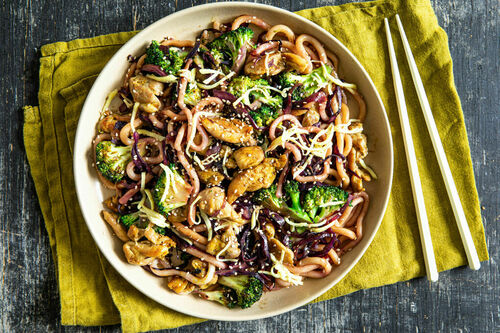 Brokkoli-Hähnchen-Udon mit Rotkohl und Ingwer