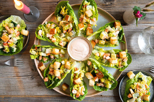 Garnelencocktail mit Kiwi im Salatblatt mit Croûtons