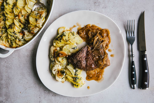Rindersteak mit Verjus-Sauce und Kartoffelgratin