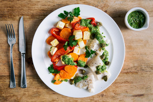 Kabeljau mit Salsa Verde dazu Wurzelgemüse aus dem Ofen