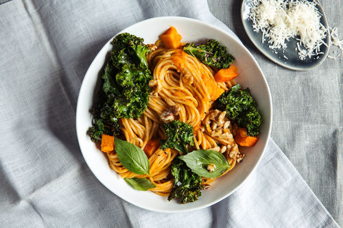 Vegetarische Kürbis-Pasta mit Knoblauch-Grünkohl und Walnüssen
