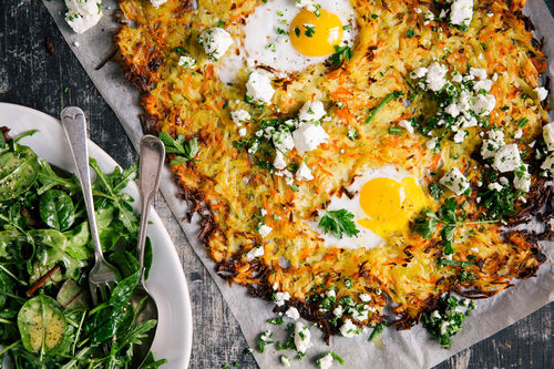 Kartoffel-Rösti aus dem Ofen mit Eiern und Hirtenkäse
