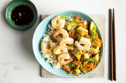 Poké Bowl mit Garnelen und Avocado auf duftigem Jasminreis