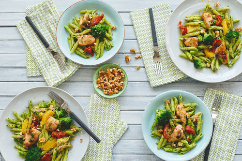Fruchtige Pasta mit zartem Hühnchen und Walnüssen