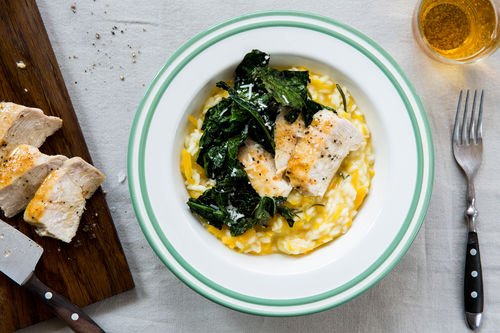 Saftige Hähnchenbrust mit Kürbis-Risotto und Grünkohl