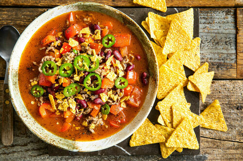 Chili con Carne mit Rinderhack und Tortillachips-Jalapeño-Topping