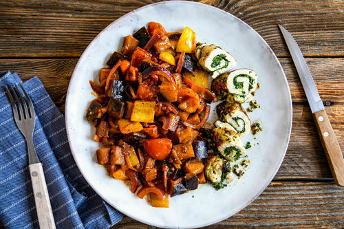 Roulade vom Schwein mit Pestofüllung an mediterranem Ratatouille-Gemüse
