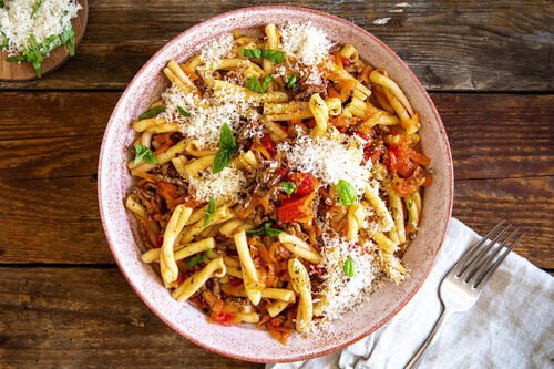 Casarecce mit Sauce bolognese mit Karotten und frischem Basilikum
