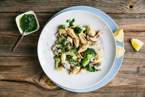 One-Pot-Pasta mit Brokkoli in Pilz-Zitronen-Sauce