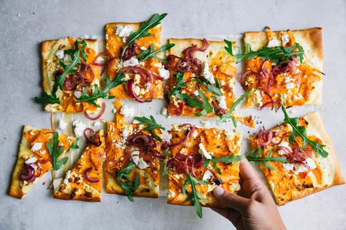 Süßkartoffel-Pizza mit Hirtenkäse und Zwiebel-Relish