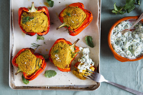 Gefüllte Falafel-Paprika mit Gurkendip