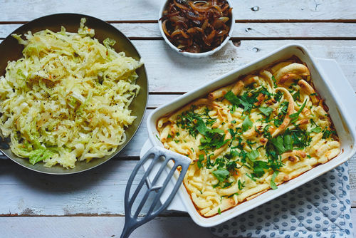 Schwäbische Käsespätzle mit gedämpftem Wirsing und Zwiebeln
