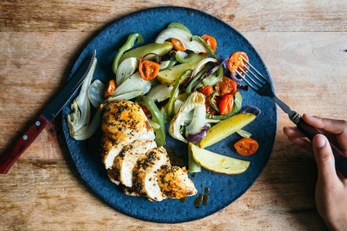 Mariniertes Rosmarin-Hähnchen mit Kartoffeln und Fenchelgemüse