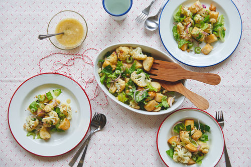 Brotsalat mit Blumenkohl, Birnen und Nüssen