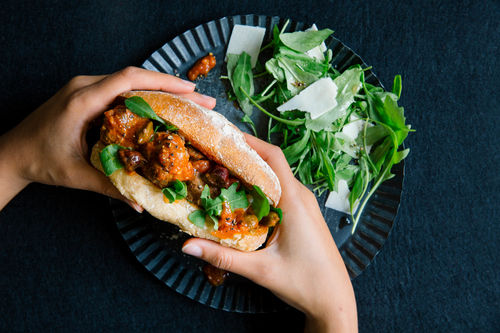 Sandwich mit Fleischbällchen in Marinara-Sauce und Rucola