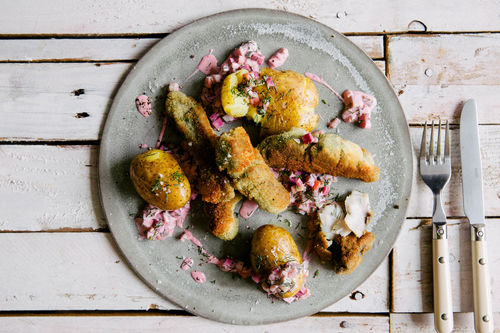 Panierte Fischstäbchen mit Gemüse-Remoulade und Kartoffeln