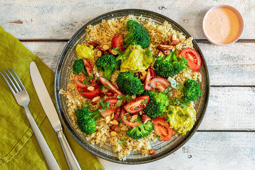 Warmer Brokkoli-Quinoa-Salat mit Sriracha-Dip und Rauchmandeln