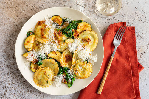 Ricotta-Spinat-Girasole mit Zucchini und Tomaten-Oliven-Pesto