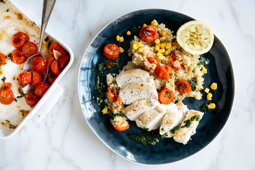 Gegartes Hähnchenfilet mit Tomaten-Mais-Quinoa
