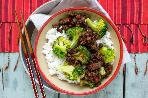 Asiatische Rinderhackpfanne mit Brokkoli und Kokosreis