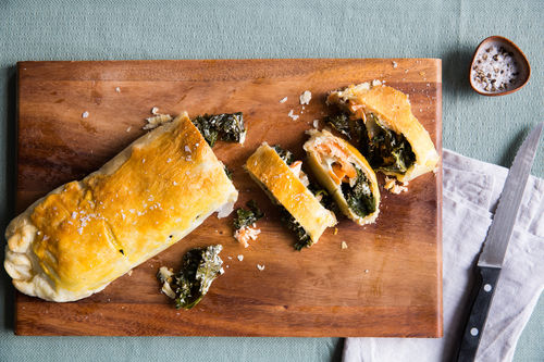 Räucherlachs im Blätterteig mit Grünkohl