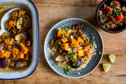 Gebackener Korma-Kürbis mit braunen Linsen und Tomaten-Sambal
