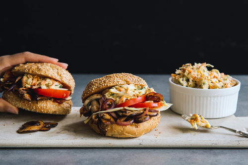 BBQ-Pilze im Burgerbrötchen mit Karotten-Sellerie-Salat