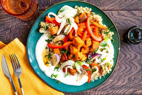 Arabischer Gemüseteller mit Quinoa und Feta-Joghurt-Creme