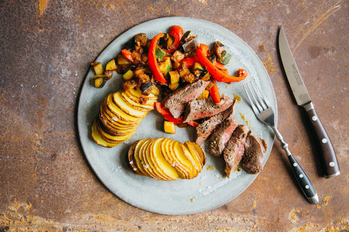 Rinderhüfte mit Ratatouille und gerösteten Ofenkartoffeln