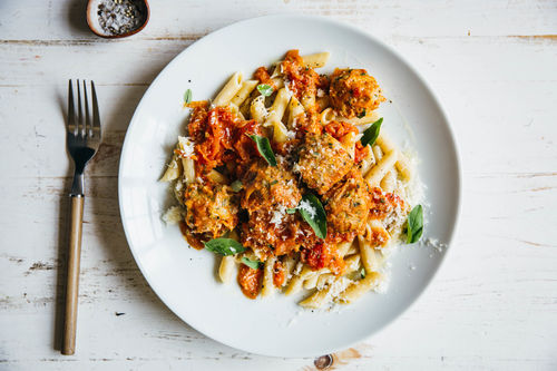 Würzige Thunfischbällchen in Tomatensauce mit Penne-Pasta
