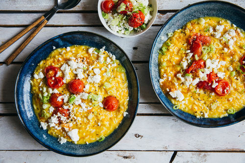 Kürbis-Risotto mit Käse und gebackenen Tomaten