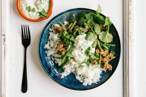 Schnelle Hackfleisch-Bohnen-Pfanne auf Jasminreis mit Joghurt-Gurken-Raita