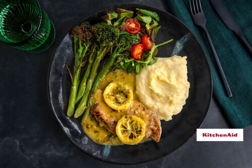 Hähnchen-Piccata mit Brokkolini dazu cremige Stampfkartoffeln und Salat