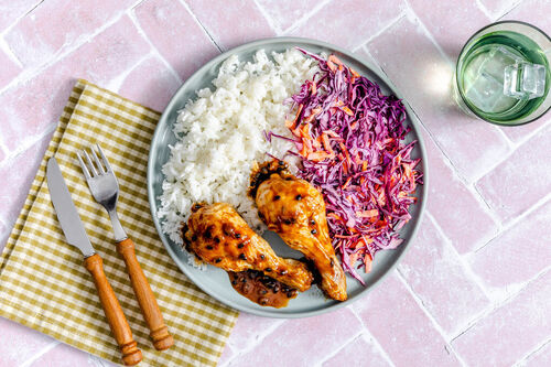Hähnchendrumsticks mit Passionsfruchtglasur dazu Rotkohl-Karotten-Salat und Reis