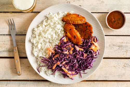 Chicken Wings mit Passionsfruchtglasur dazu Rotkohl-Karotten-Salat und Reis