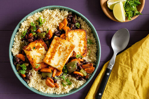 Gegrillter Paneer mit Chili-Bohnen-Gemüse und Couscous