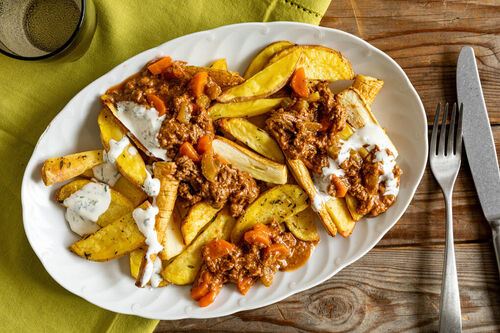 Veganes Gulasch auf Gemüsepommes mit Knoblauch, Thymian und Petersilien-Mayo