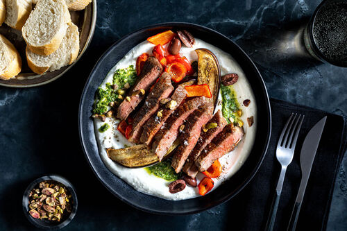 Würziges Rinderhüftsteak mit Feta mit zweierlei Saucen und Pistazien