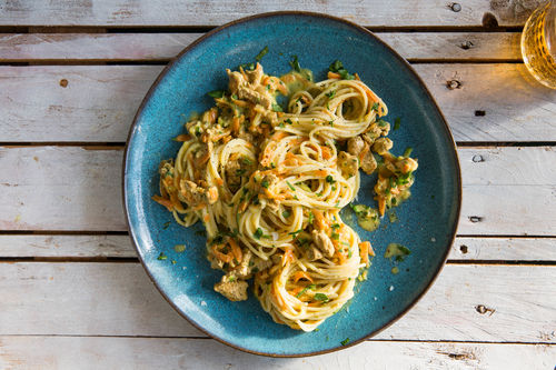 Zucchini-Hähnchen-Spaghetti mit Möhren und cremiger Käse-Sauce