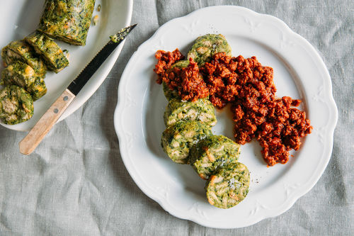 Spinatknödel-Rolle mit Hackfleisch-Tomatensugo