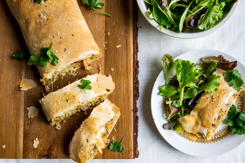 Kartoffel-Sauerkraut-Strudel mit Scamorza-Käse und Salat