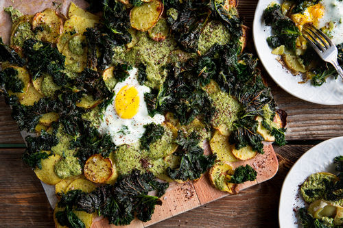 Überbackene Kartoffeltaler mit Grünkohl und Ei