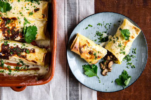Cremige Nudelrollen mit Pilzen Sellerie und Walnüssen