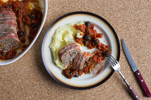 Italienischer Speck-Hackbraten in Tomatensauce mit Kartoffelpüree