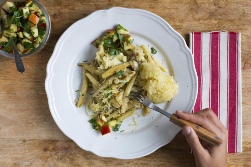 Gebackene Apfel-Schupfnudeln mit Sauerkraut-Püree und Käse