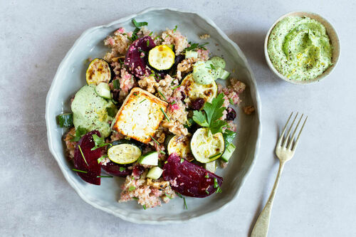 Rote-Bete-Quinoa mit Feta und Zucchini dazu cremiges Kräuterdressing