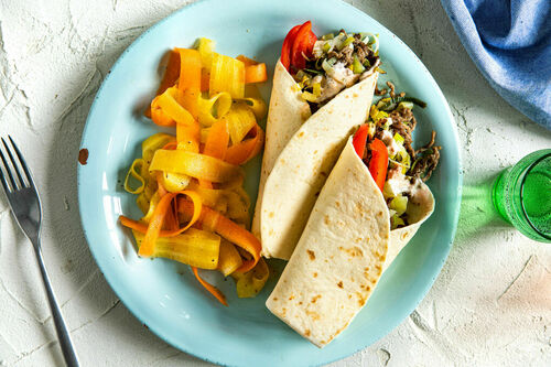 Rindfleischburritos mit Paprika und Lauch dazu Karotten-Kreuzkümmel-Salat