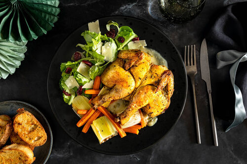 Special: Stubenküken mit Zitronensauce an Ofengemüse und Salat mit Cranberrys & Käse